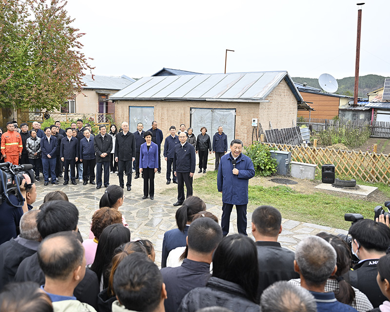 9月6日至8日，中共中央總書記、國家主席、中央軍委主席習近平在黑龍江考察。這是6日下午，習近平在大興安嶺地區漠河市北極村考察時，同當地群眾親切交流。