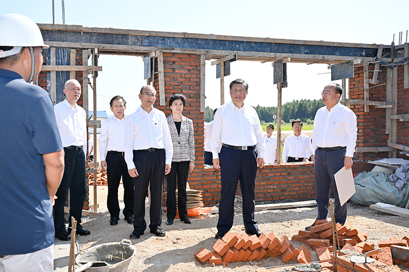 9月6日至8日，中共中央總書記、國家主席、中央軍委主席習近平在黑龍江考察。這是7日上午，習近平在遭受洪澇災害的哈爾濱尚志市老街基鄉龍王廟村，察看水毀房屋重建情況。